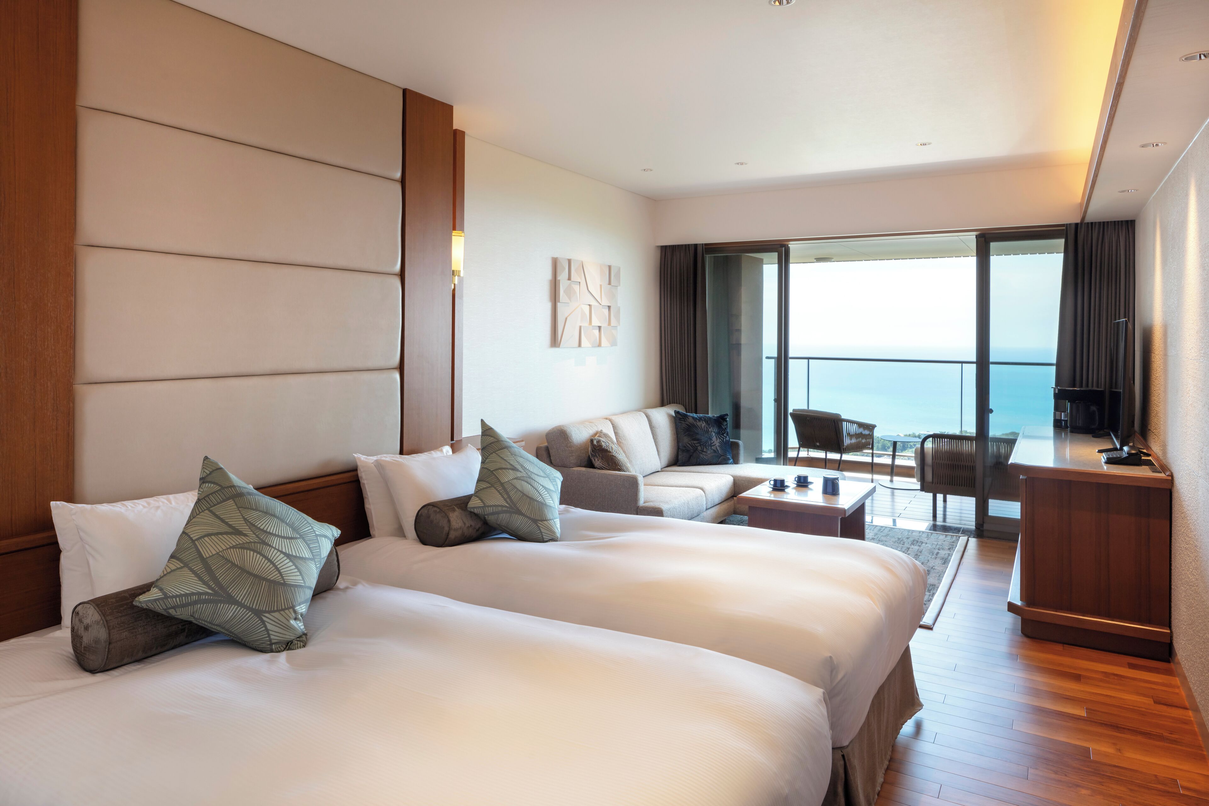 Deluxe-værelse med 2 enkeltsenge - ikke-ryger - terrasse (B1, East 3F, w/ Open Air Hot Bath) | Pengeskab på værelset, mørklægningsgardiner, strygejern/strygebræt