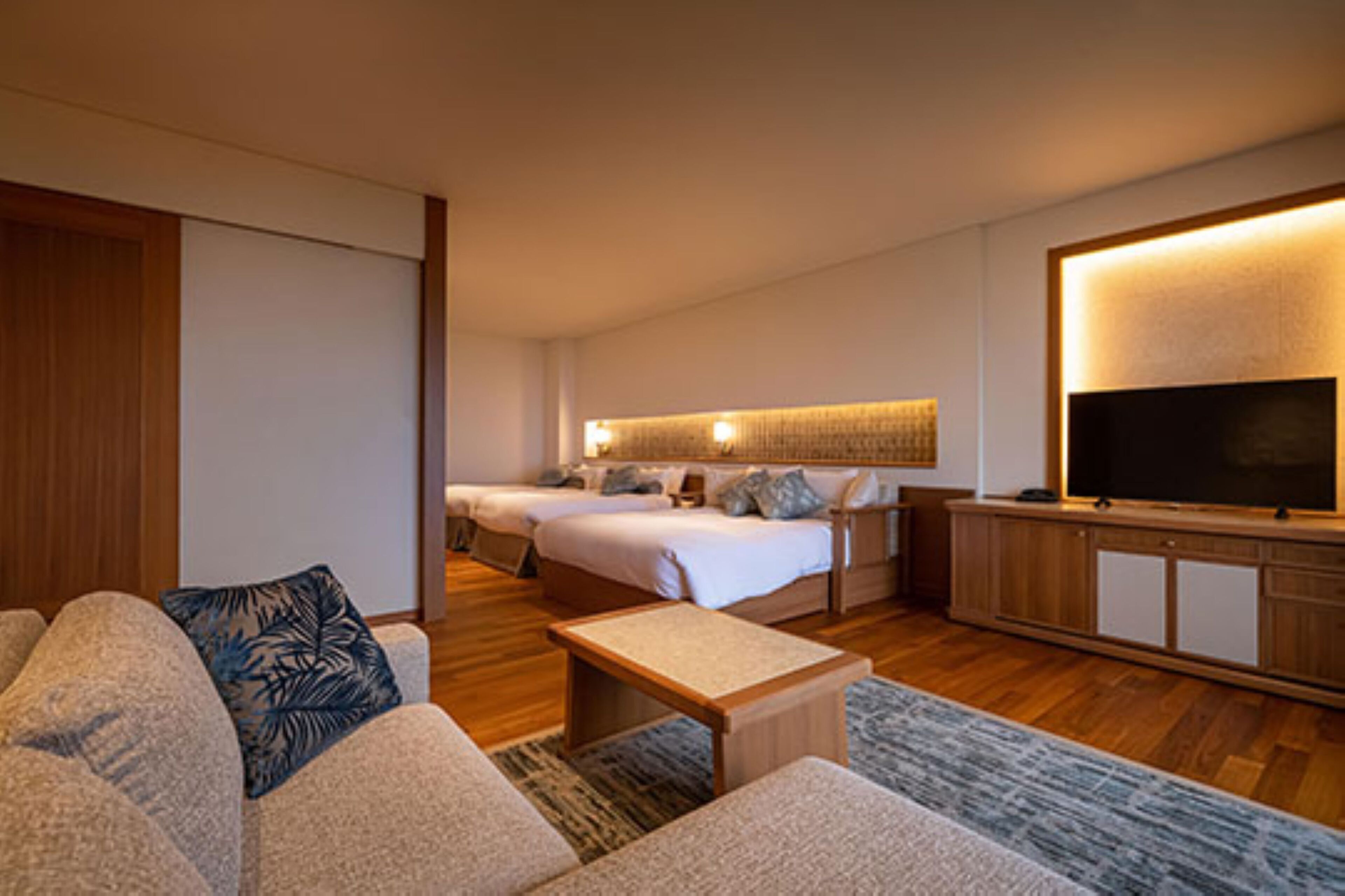 Deluxe-værelse til 3 personer - ikke-ryger - terrasse (West 2F, w/ Open Air Hot Bath) | Pengeskab på værelset, mørklægningsgardiner, strygejern/strygebræt