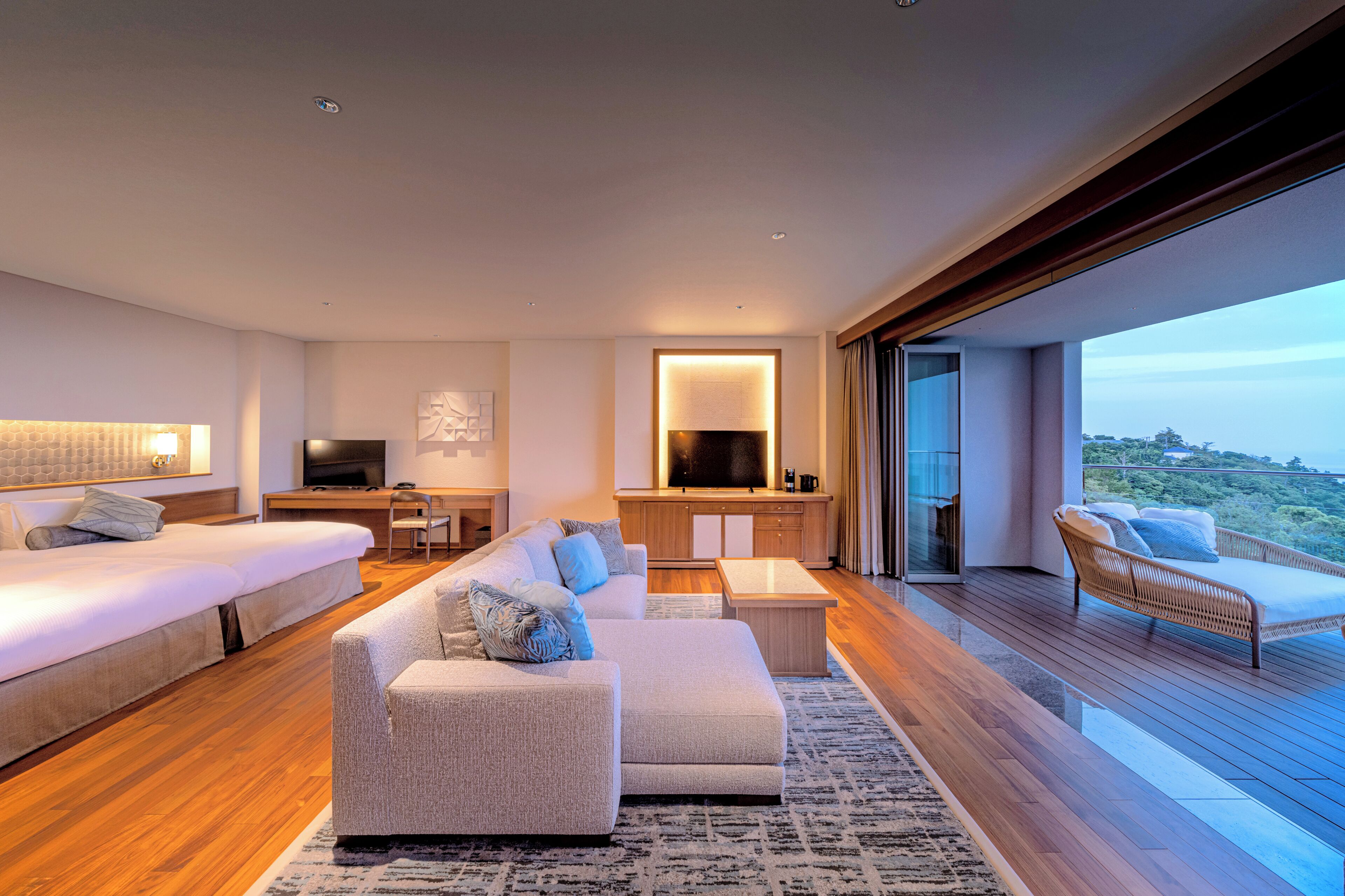 Premium-værelse med 2 enkeltsenge - ikke-ryger - terrasse (West 3F, w/ Open Air Hot Bath) | Pengeskab på værelset, mørklægningsgardiner, strygejern/strygebræt