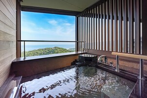 Habitación Deluxe con 2 camas individuales, no fumadores (B3, East 3F, w/ Open Air Hot Bath) | Caja fuerte, cortinas opacas, tabla de planchar con plancha