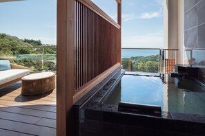 Premium Twin Room, Non Smoking, Terrace (West 3F, w/ Open Air Hot Bath) | Peti besi dalam bilik, langsir/tirai gelap terus 