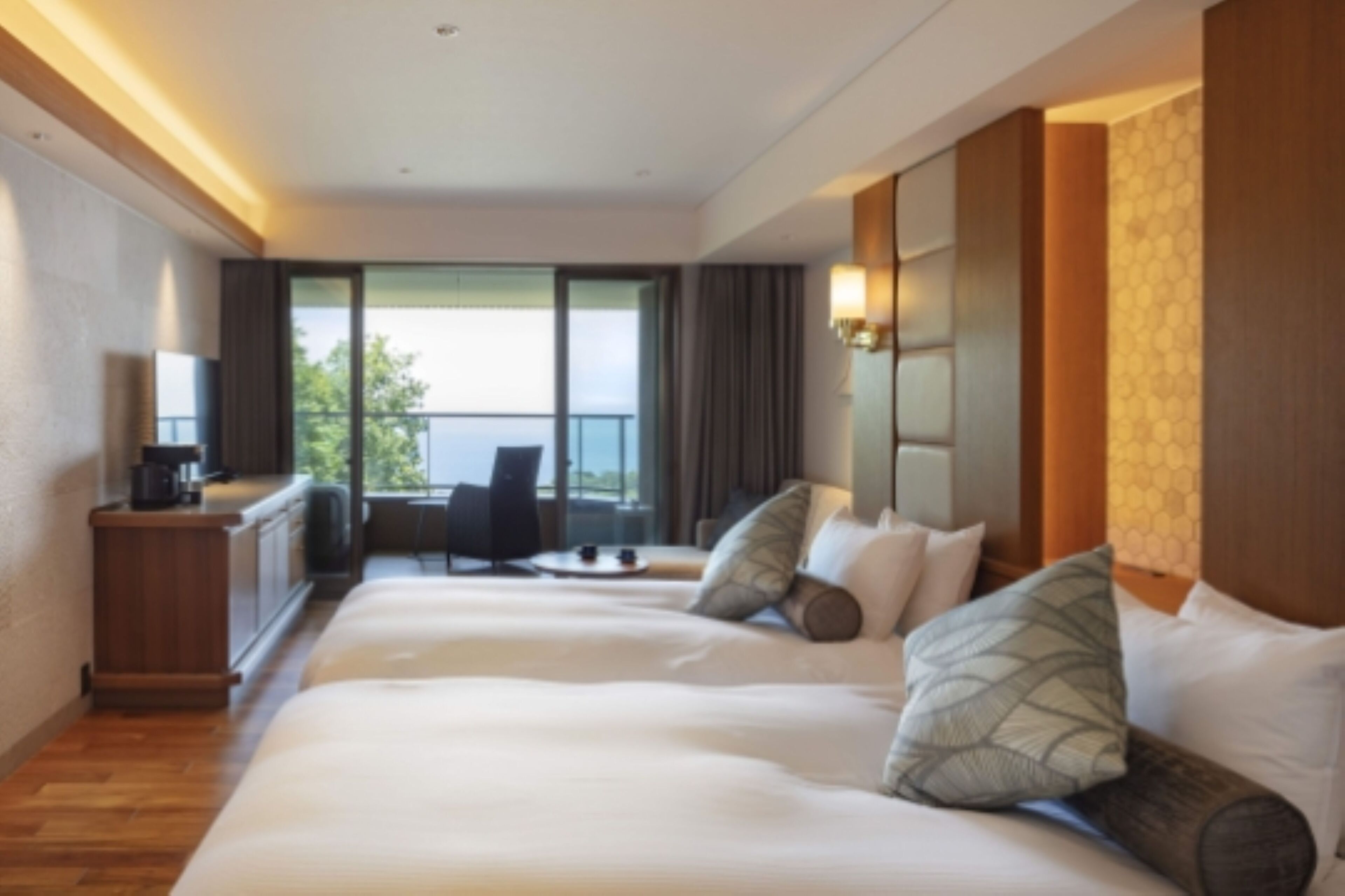 Deluxe-værelse med 2 enkeltsenge - ikke-ryger - terrasse (B3, East 3F, w/ Open Air Hot Bath) | Pengeskab på værelset, mørklægningsgardiner, strygejern/strygebræt