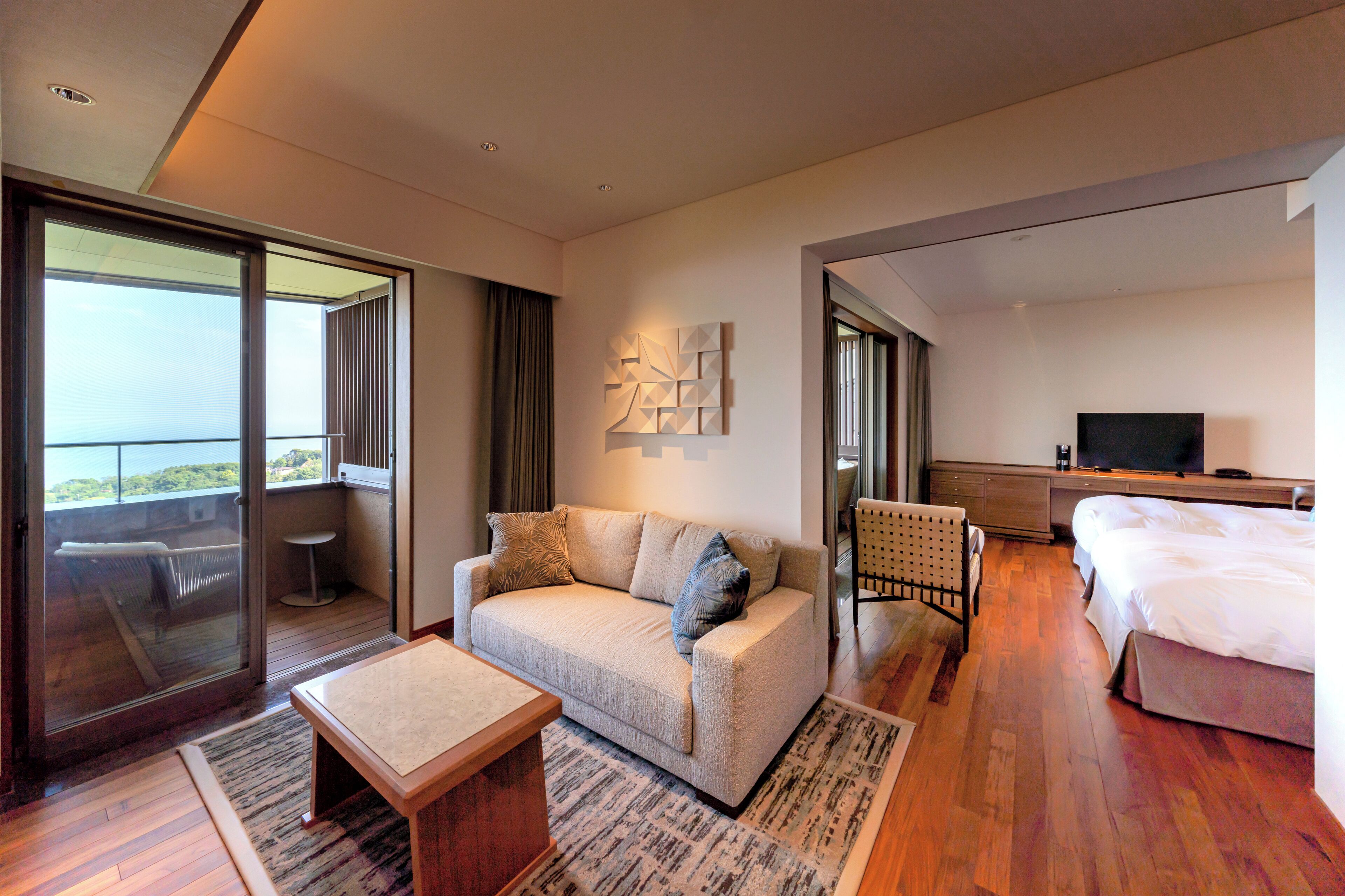 Deluxe-værelse med 2 enkeltsenge - ikke-ryger - terrasse (B2, East 3-4F, w/ Open Air Hot Bath) | Pengeskab på værelset, mørklægningsgardiner, strygejern/strygebræt