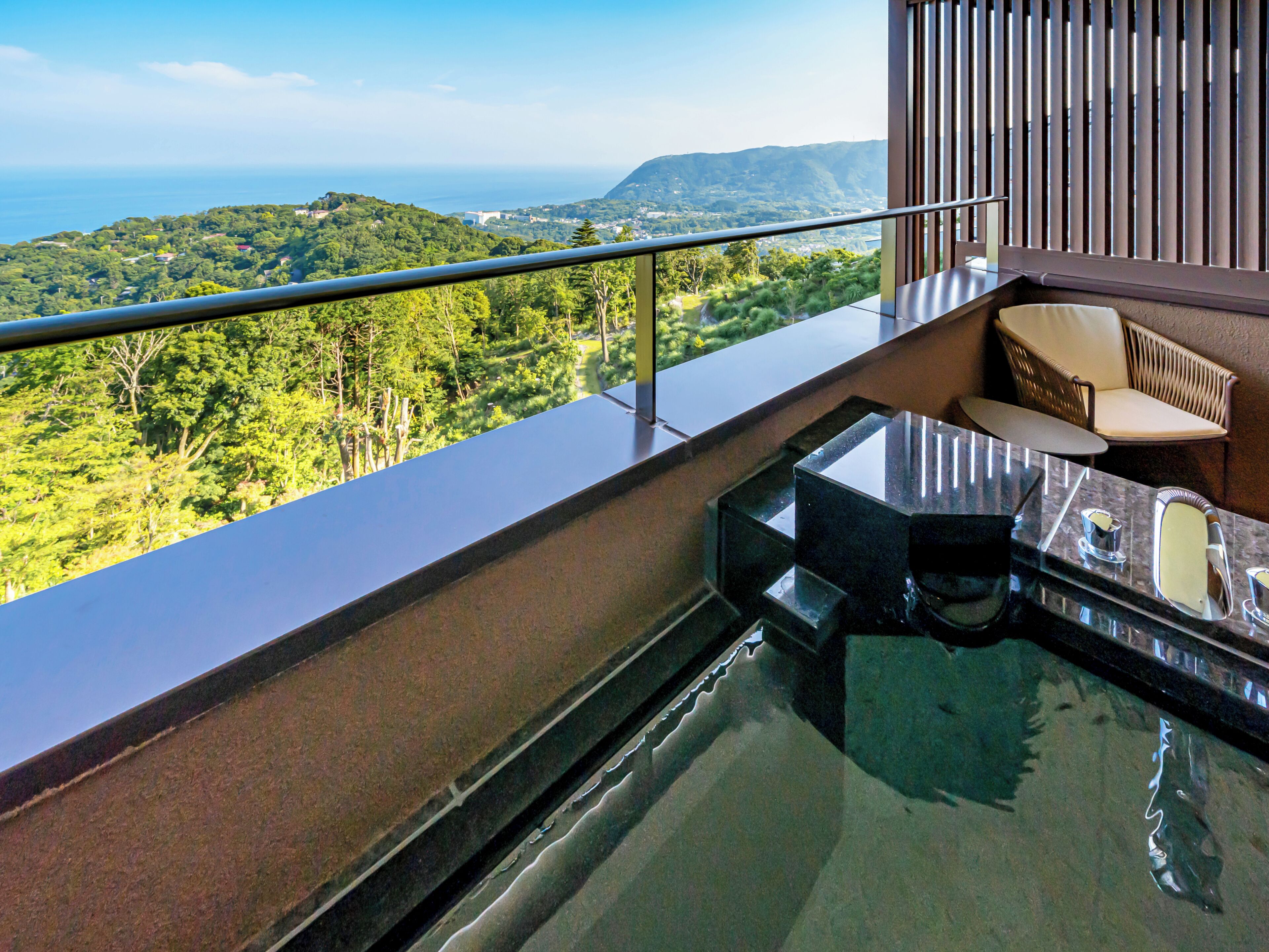 Habitación Deluxe con 2 camas individuales, para no fumadores (B2, East 3-4F, w/ Open Air Hot Bath) | Caja de seguridad en la habitación y cortinas blackout 