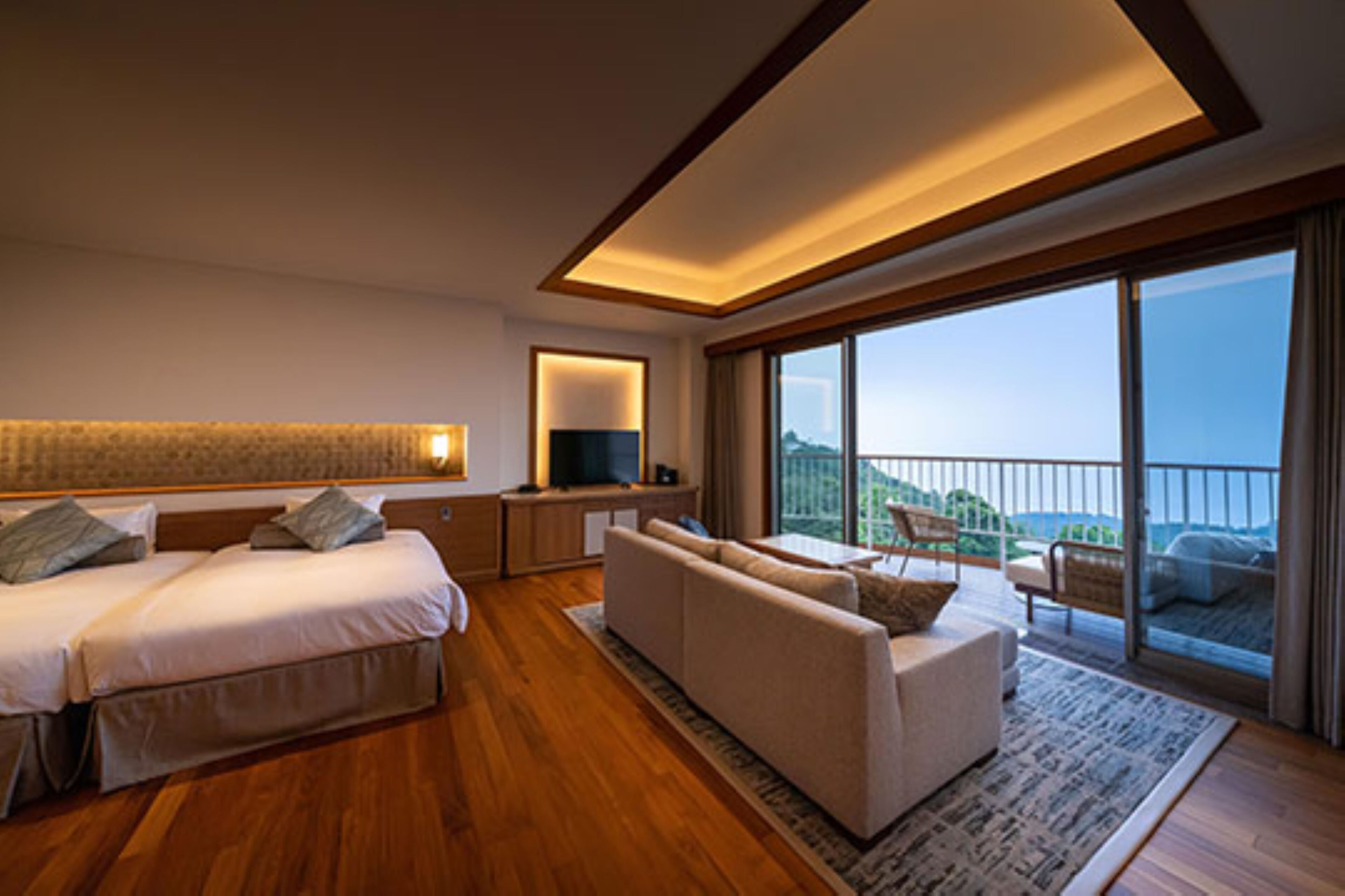 Deluxe-værelse med 2 enkeltsenge - ikke-ryger - terrasse (A2, West 3F, w/ Open Air Hot Bath) | Pengeskab på værelset, mørklægningsgardiner, strygejern/strygebræt