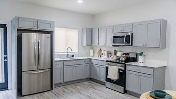 Een microgolfoven, een oven, een kookplaat