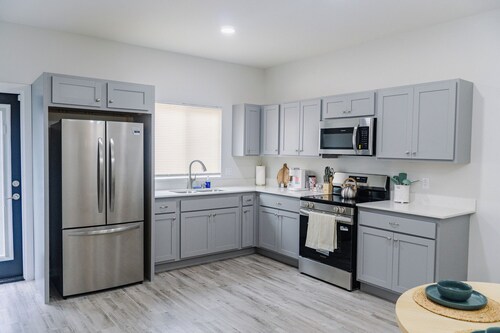 Modern 2BR at The Sunset Palm – Close to South Padre, SpaceX & Retail Hub