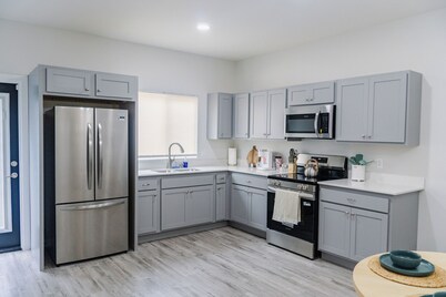 Modern 2BR at The Sunset Palm – Close to South Padre, SpaceX & Retail Hub