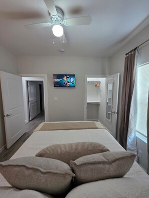 Iron/ironing board, Internet, bed sheets