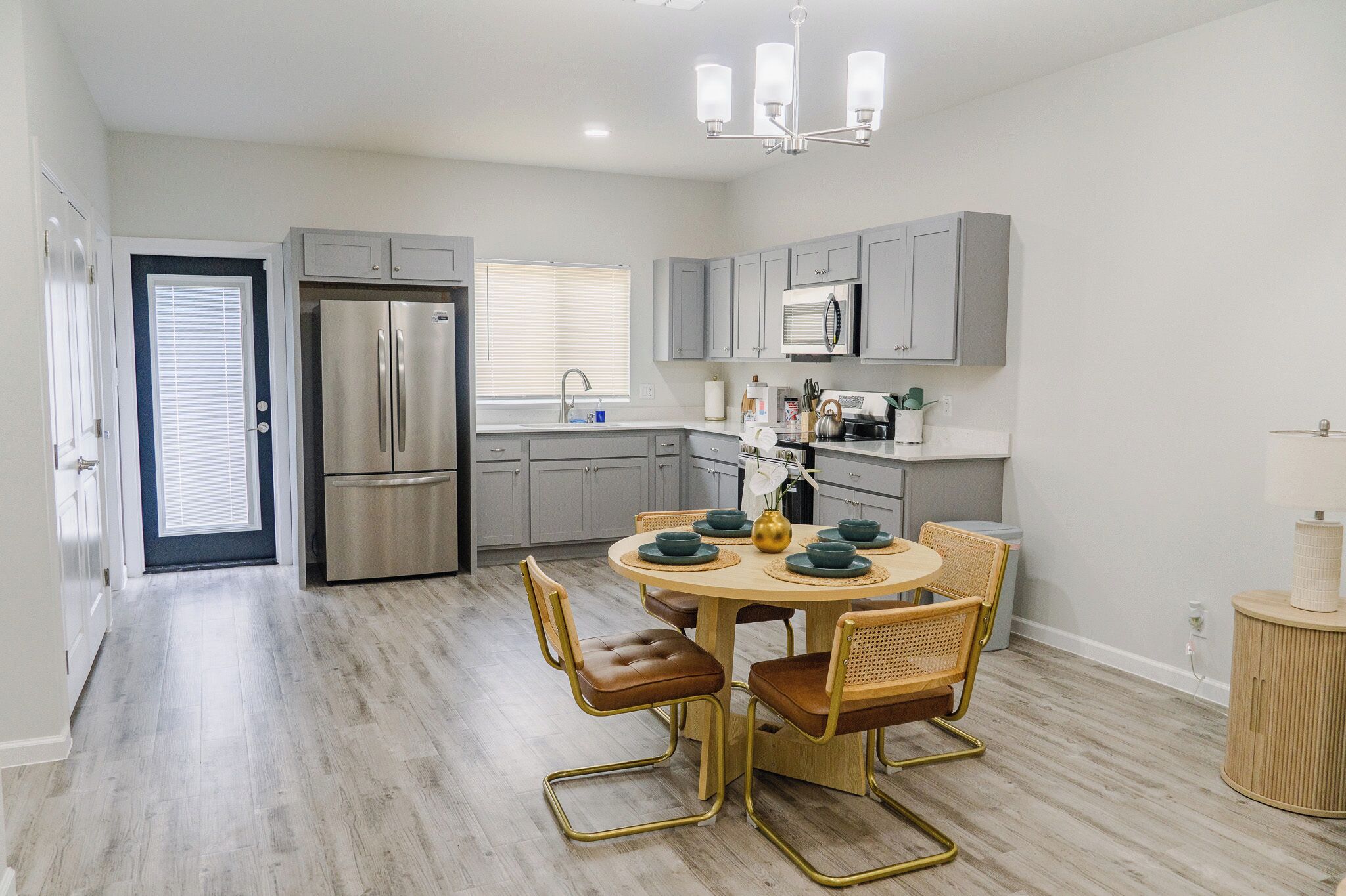 Microondas, horno y placa de cocina