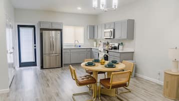 Een microgolfoven, een oven, een kookplaat