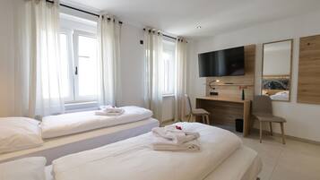 3 bedrooms, in-room safe, desk, iron/ironing board