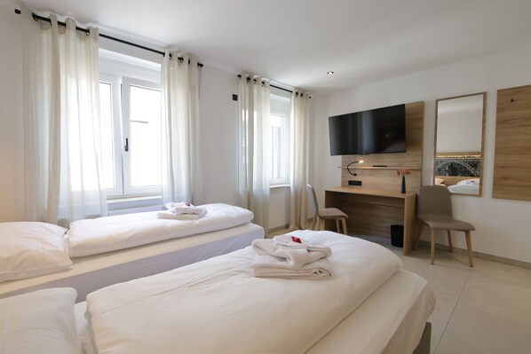 3 chambres, coffres-forts dans les chambres, bureau