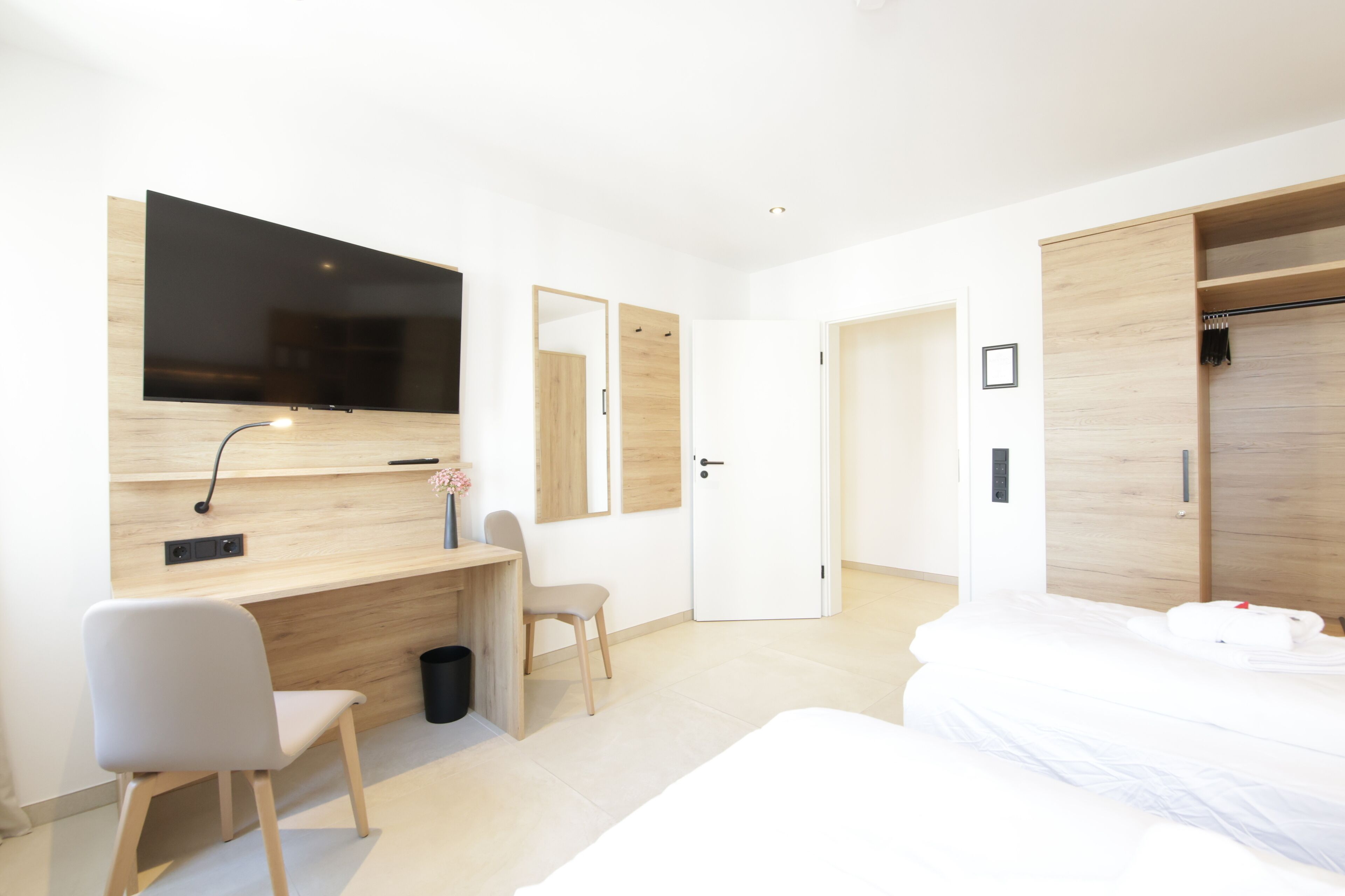 3 makuuhuonetta, tallelokero huoneessa, työpöytä, silitysrauta/-lauta