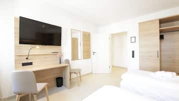 3 makuuhuonetta, tallelokero huoneessa, työpöytä, silitysrauta/-lauta