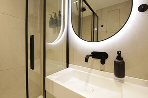 Shower, hair dryer, towels, soap - 3-2-1meins Müngsten Bridge (Remscheid)
