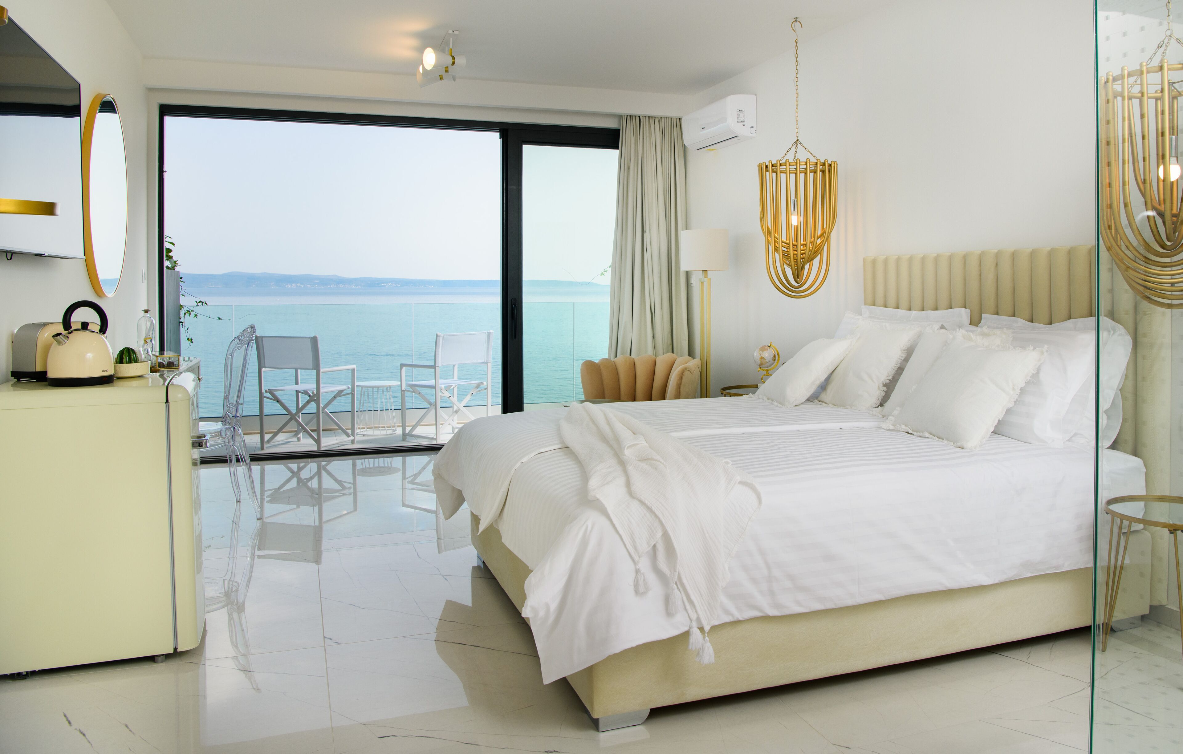 Tweepersoonskamer | Een kluis op de kamer, geluiddichte muren, een strijkplank/strijkijzer