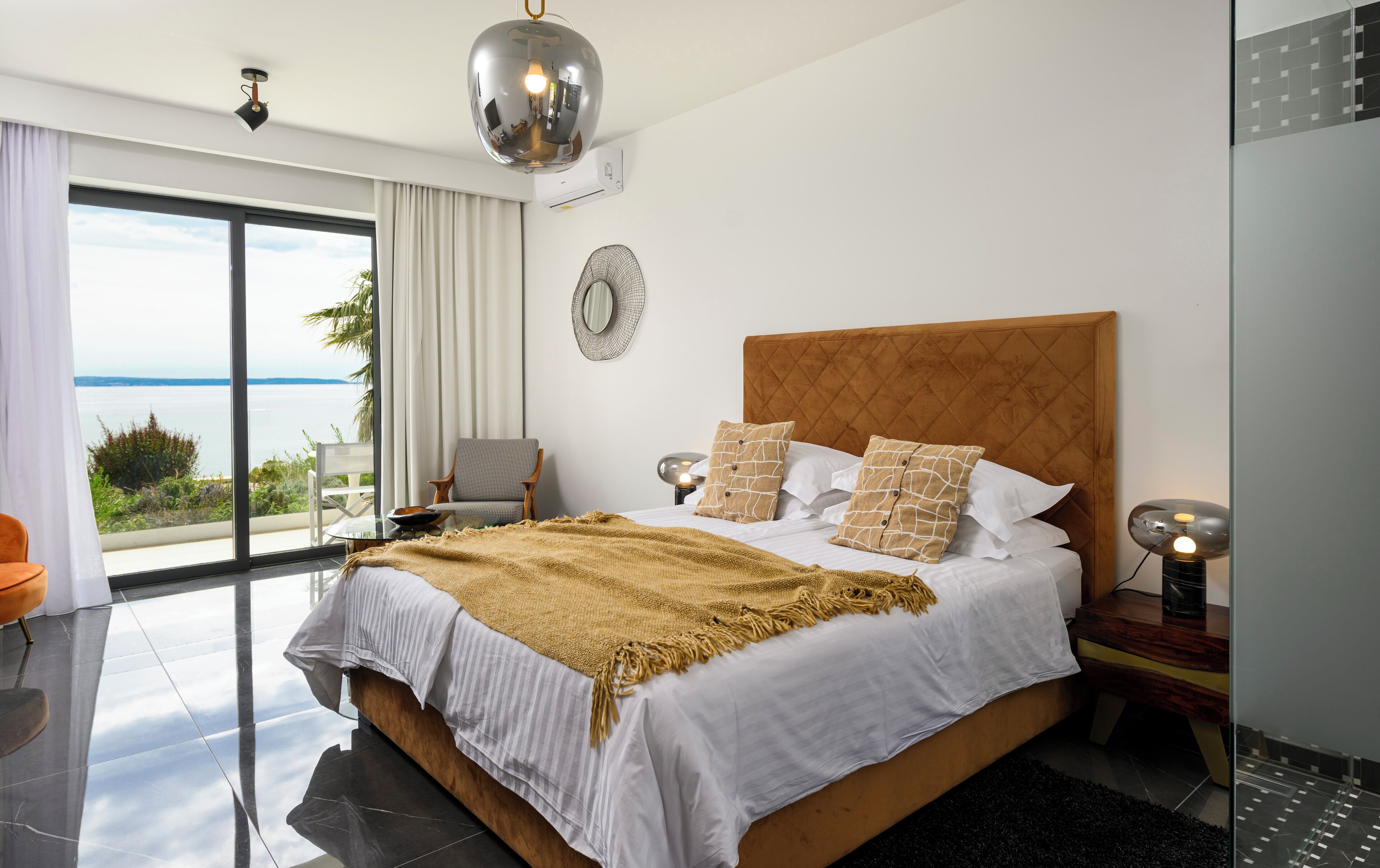 Tweepersoonskamer | Een kluis op de kamer, geluiddichte muren, een strijkplank/strijkijzer