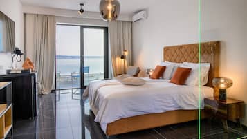 In-room safe, soundproofing, iron/ironing board, free WiFi