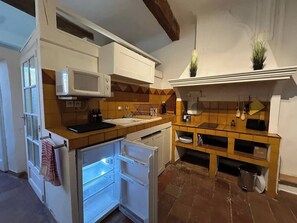 Réfrigérateur, micro-ondes, plaque de cuisson, cafetière/bouilloire