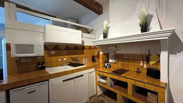 Frigorífico, microondas, placa de cocina y cafetera o tetera