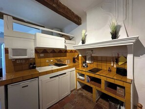 Frigorífico, microondas, placa de cocina y cafetera o tetera