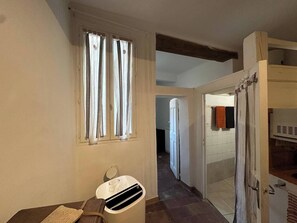 Shower, hair dryer, towels, soap - Le Manuel – Cozy 1-Bedroom Apart Downtown–Palais de Justice (Aix-en-Provence)