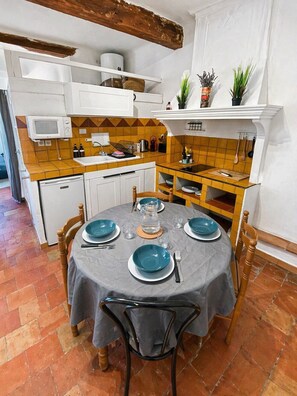 Refrigerador, microondas, parrilla de estufa y cafetera y tetera 