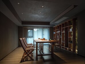 書桌、免費 Wi-Fi