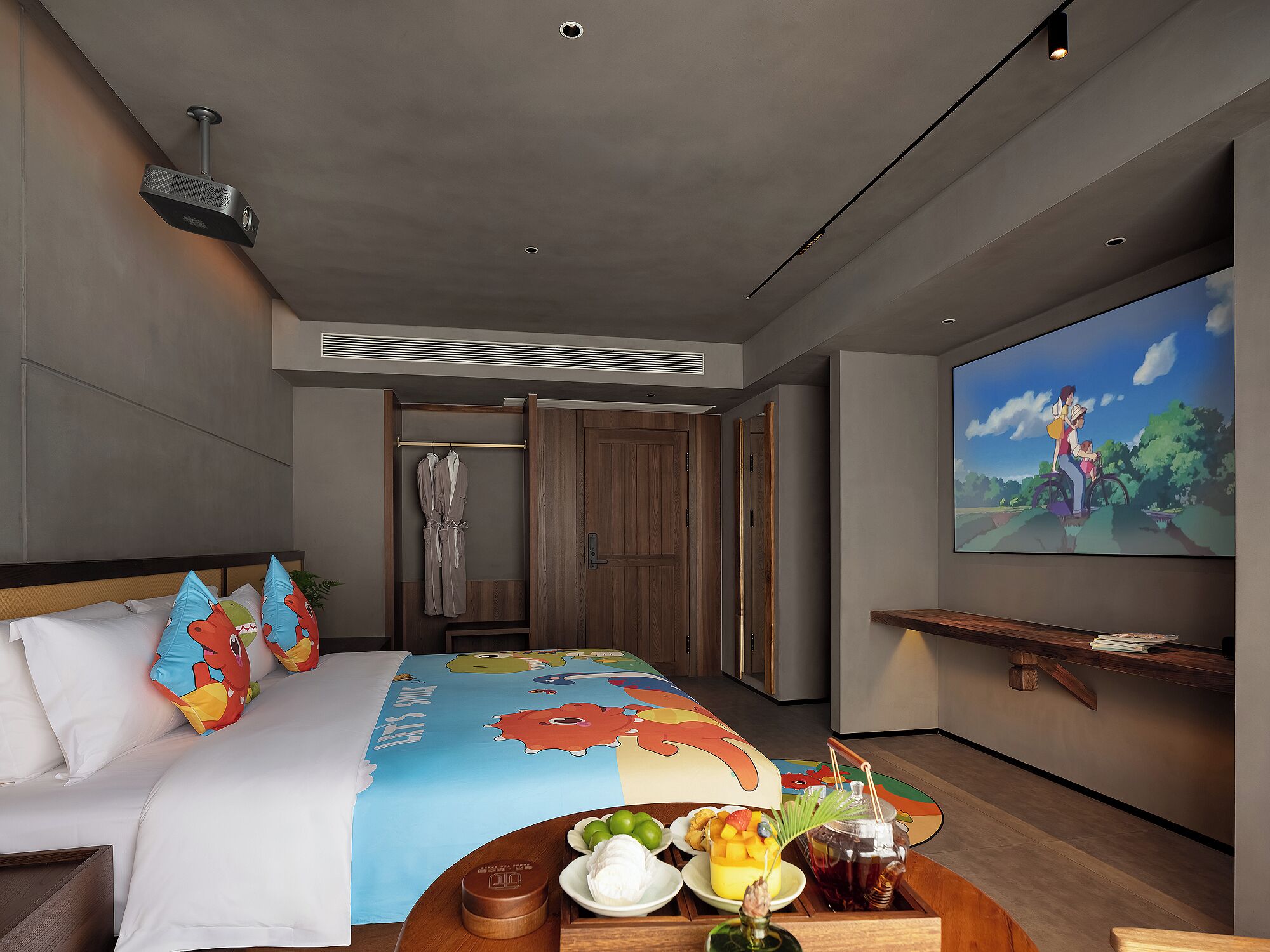 Una habitación de hotel moderna con una cama grande, un televisor de pantalla plana y una bandeja de desayuno al lado.