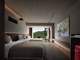 Deluxe Twin Room, 1 Bedroom, Hill View | Desk, free WiFi