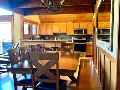 Big Sky Mountain Village-Ski-In/Ski-Out Chalet-walk to restaurants/bars/shopping