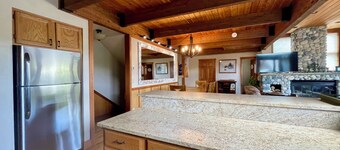 Big Sky Mountain Village-Ski-In/Ski-Out Chalet-walk to restaurants/bars/shopping