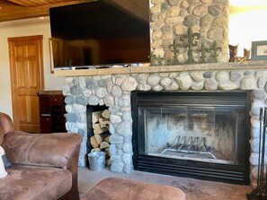 Una Smart TV, una chimenea, libros