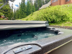 Outdoor spa tub - Big Sky Resort - Ski in and out Arrowhead Chalet (Big Sky)
