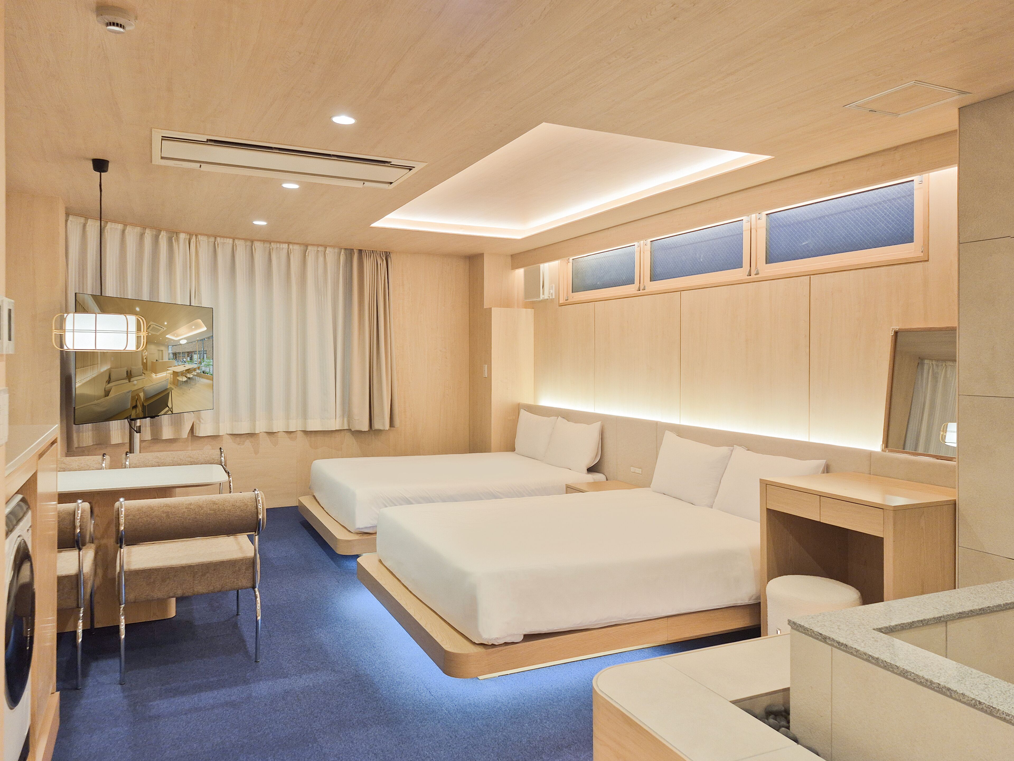 Deluxe-studio, 2 keskisuurta parisänkyä, keittotila, kaupunkinäköala | Ylelliset vuodevaatteet, työpöytä, pimennysverhot, silitysrauta/-lauta