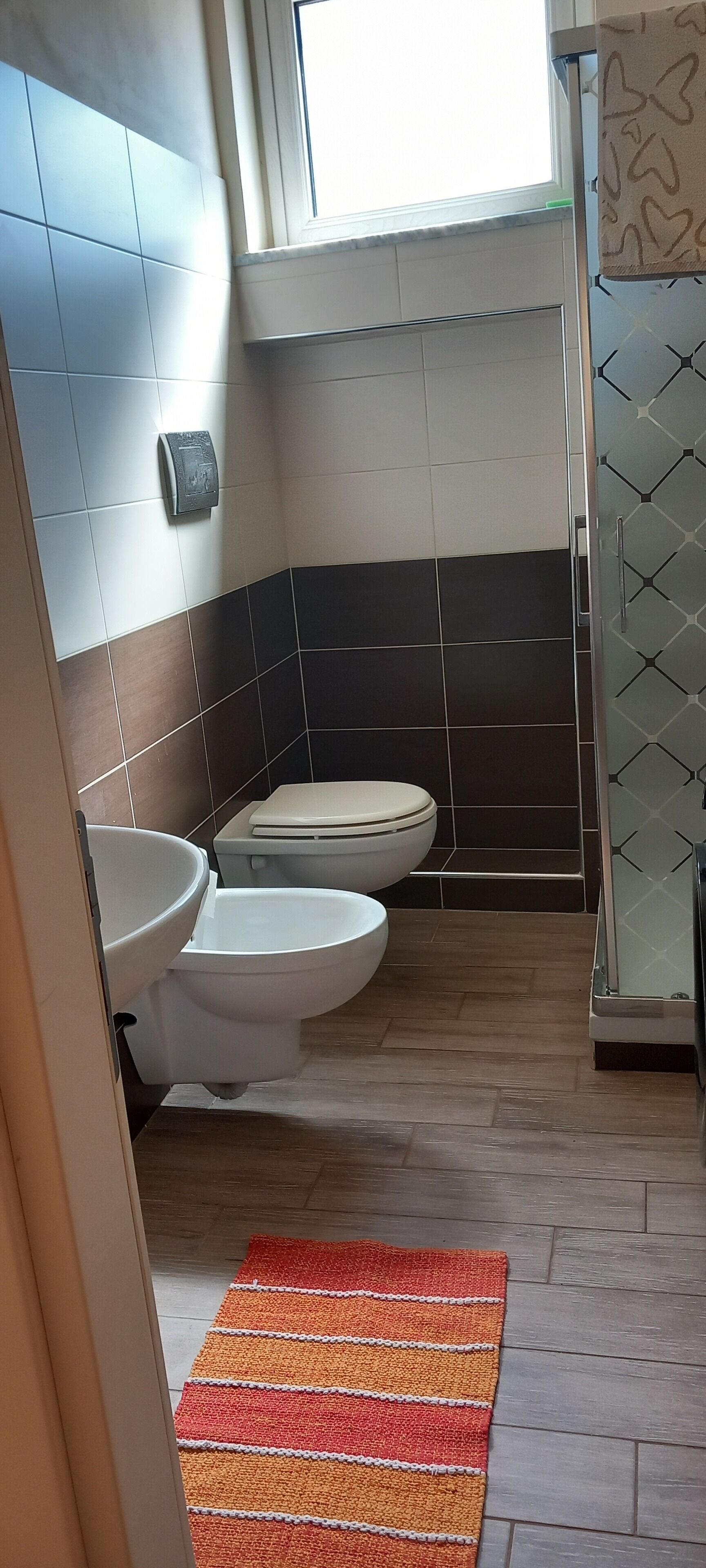 Douche, sèche-cheveux, bidet, serviettes fournies