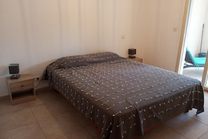 1 bedroom, bed sheets