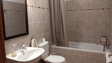 Serviettes fournies, papier toilette