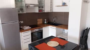 Een koelkast, een oven, een kookplaat, een koffiezetapparaat/waterkoker