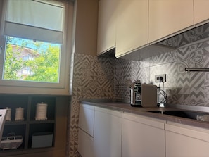 Frigorífico, microondas, placa de cocina y cafetera o tetera