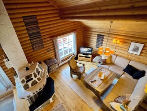 Una televisión, una chimenea