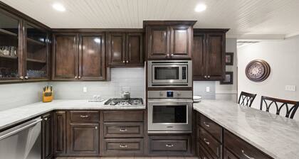 Charming Stay | Hot Tub, Patio & Antique Charm