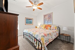 4 slaapkamers, een bureau, een strijkplank/strijkijzer, reisbedje