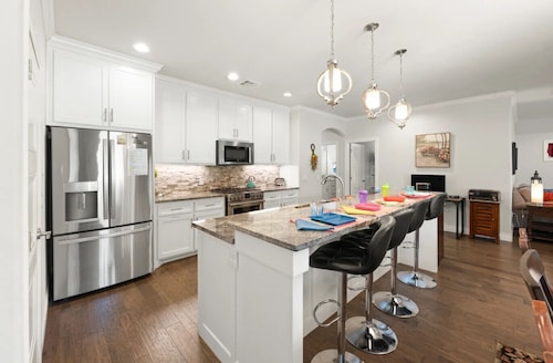 4BR Plaza District Home | Games | Near Downtown