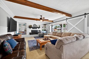 Smart TV, chimenea, libros, videoteca