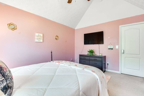6 bedrooms, desk, iron/ironing board, free WiFi