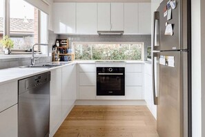 Forno, piano cottura, lavastoviglie, bollitore elettrico