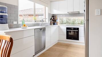 Oven, stovetop, dishwasher, electric kettle