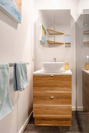 Hårføner, håndklær og toalettpapir